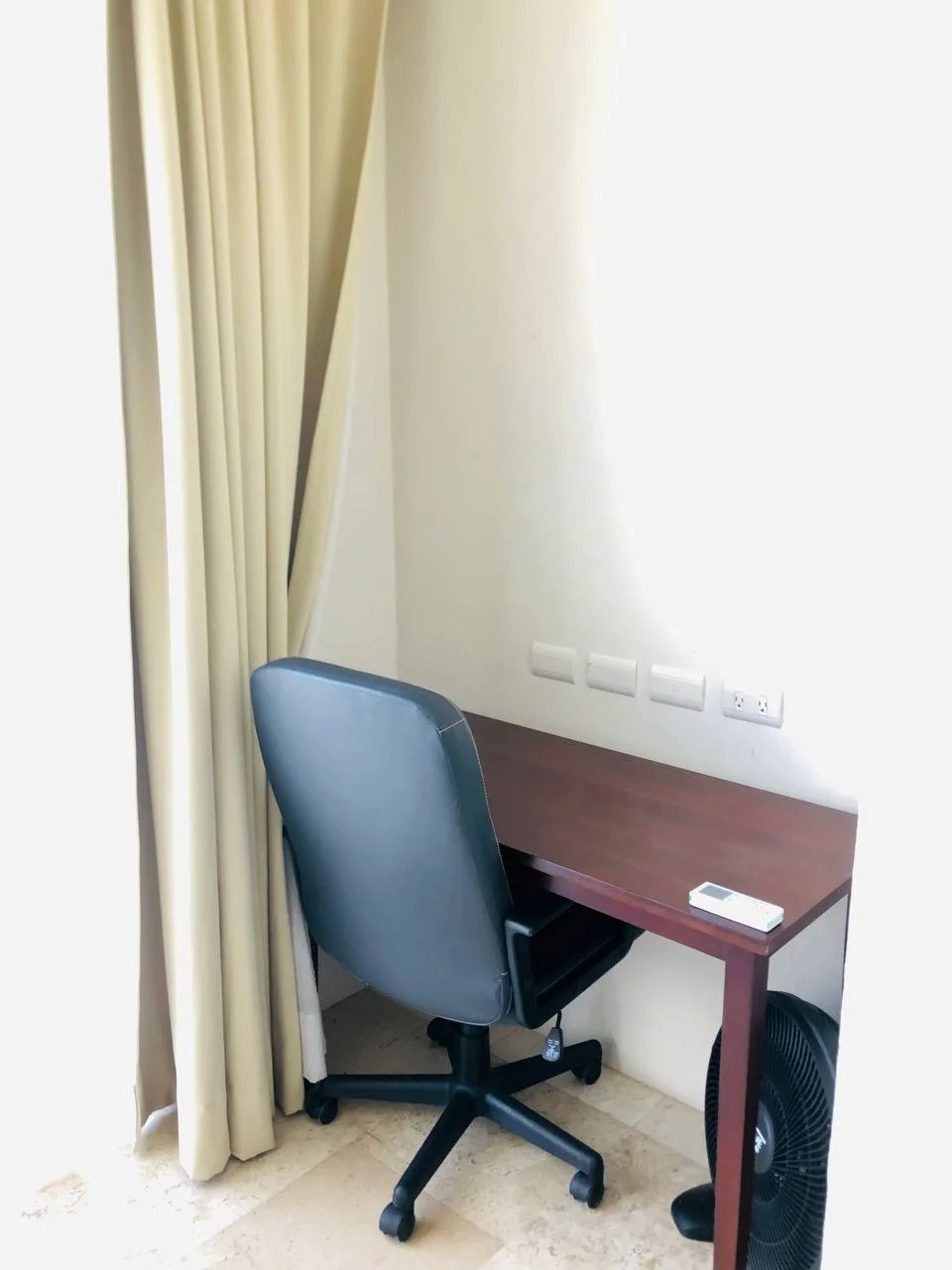 B303-Intima-desk
